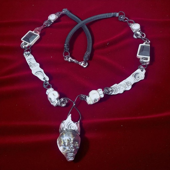 Mixed Media Crystal Skull Pendant &  VNTG Art-Deco Black Onyx & Silver Metalwork - Picture 12 of 17